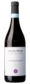 Produktfoto: Eine Flasche Rotwein 'Giulia Negri Barbera d'Alba DOC' mit schwarzem Etikett und blauer Banderole am Hals.