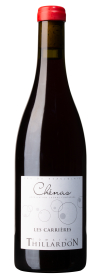 Produktfoto: Weinflasche mit rotem Verschluss und Etikett mit der Aufschrift Chénas, Les Carrières, Domaine Thillardon.