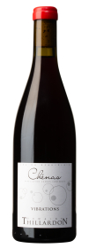 Produktfoto: Weinflasche mit rotem Verschluss, Etikett mit Aufschrift “Chenas“, “Vibrations“, “Domaine Thillardon“.