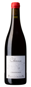Produktfoto: Eine Weinflasche mit rotem Wachsverschluss. Etikett zeigt “Chénas“, “Chassignol“, “Domaine Thillardon“.