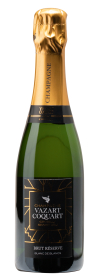Produktfoto: Champagnerflasche in klassischer Champagnerform, goldene Kapsel mit schwarzem Aufdruck "CHAMPAGNE". Schwarzes Etikett mit goldener Verzierung und Aufschrift "CHAMPAGNE VAZART COQUART CHOUILLY GRAND CRU BRUT RÉSERVE BLANC DE BLANCS". Flaschenformat: 0,375 Liter.