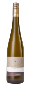 Produktfoto: Hochwertige Schlegelflasche mit Etikett "Wagner Stempel Scheurebe Rheinhessen" und goldener Kapsel.