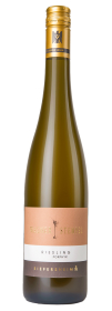 Produktfoto: Hochwertige Schlegelflasche mit goldener Kapsel und Etikett 'Wagner Stempel Riesling Porphyr'.