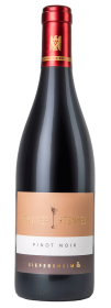 Produktfoto: Rotweinflasche mit rotem Verschluss, Etikett “Wagner Stempel Pinot Noir Siefersheim“.