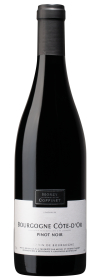 Produktfoto: Flasche Burgunderwein mit schwarzem Etikett und Aufschrift “Bourgogne Côte-d'Or Pinot Noir“.