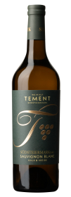 Produktfoto: Hochwertige Weinflasche mit grünem Etikett und goldener Schrift. Aufschrift: Weingut Tement, Südsteiermark, Sauvignon Blanc.