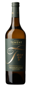 Produktfoto: Eine Weinflasche mit grünem Etikett, Aufschrift “Weingut Tement Südsteiermark Weißburgunder Ton & Mergel“.