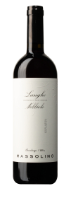 Produktfoto: Hochwertige Weinflasche mit Etikett “Langhe Nebbiolo“ von Massolino, Serralunga d'Alba. Elegantes Design, schwarzer Verschluss.