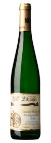 Produktfoto: Hochwertige Schlegelflasche mit goldenem Hals und Etikett von Willi Schaefer Graacher Domprobst Riesling Kabinett Mosel.