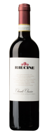 Produktfoto: Hochwertige Weinflasche mit Etikett “Riecine Chianti Classico“ und rotem Verschluss. Text auf Etikett in Italienisch.