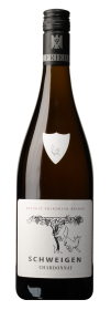 Produktfoto: Eine Weinflasche mit schwarzem Schraubverschluss und Etikett mit der Aufschrift “SCHWEIGEN CHARDONNAY“. Oben auf dem Etikett steht “WEINGUT FRIEDRICH BECKER“. Ein Wappen und eine Illustration von Reben sind ebenfalls sichtbar.
