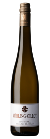 Produktfoto: Hochwertige Schlegelflasche mit Etikett 'Kühling-Gillot QVINTERRA Riesling Trocken'.