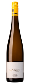 Produktfoto: Eine Weinflasche mit gelbem Schraubverschluss und Etikett 'Zehnthof Luckert Weingut Sulzfelder Silvaner Alte Reben'.