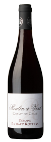 Produktfoto: Burgunderflasche, schwarze Kapsel mit silbernem Logo, weißes Etikett, Text: Moulin à Vent Champ de Cour Domaine Richard Rottiers, Flaschenformat: 0,75 Liter