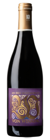 Produktfoto: Hochwertige Weinflasche mit violettem Etikett und goldener Kapsel, Aufschrift 'Von Winning'.