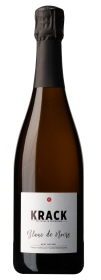Produktfoto: Champagnerflasche mit schwarzem Etikett und Aufschrift “KRACK Blanc de Noirs“. Dunkler Flaschenhals mit schwarzer Kapsel.