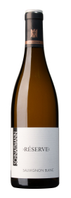Produktfoto: Flasche eines Sauvignon Blanc Weins mit Etikett “RÉSERVE“ und “SCHNATTEN“. Dunkler Flaschenhals mit silbernem Siegel.