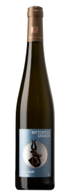 Produktfoto: Hochwertige Schlegelflasche mit blauem Etikett, Aufschrift “Battenfeld Spanier“, “Hohen-Sülzen Riesling“.