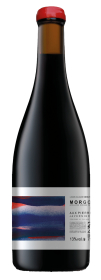 Produktfoto: Hochwertige Burgunderflasche mit rotem Verschluss und künstlerischem Etikett. Text “Morgon“ und Alkoholgehalt 13% vol.