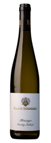Produktfoto: Weinflasche mit weißem Etikett, “Emrich-Schönleber Monzinger Riesling Kabinett“.
