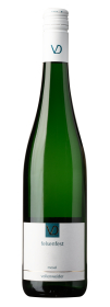 Produktfoto: Hochwertige Schlegelflasche mit weißem Schraubverschluss, grünes Glas, Etikett mit Schriftzug “felsenfest“, “mosel“, “vollenweider“.