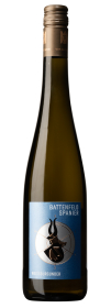 Produktfoto: Eine Weißweinflasche mit blauem Etikett, darauf steht “Battenfeld Spanier“ und “Weissburgunder“.