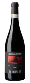 Produktfoto: Flasche Valtellina Superiore Sassella Ultimi Raggi Riserva DOCG von Arpepe mit schwarzem Etikett und rotem Design.
