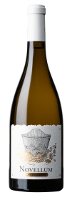 Produktfoto: Eine Flasche Novellum Chardonnay mit weißem Etikett und goldenen Verzierungen.