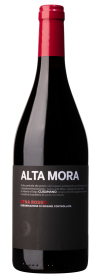 Produktfoto: Eine Weinflasche mit rotem Verschluss und Etikett “ALTA MORA“. Text auf Italienisch, “ETNA ROSSO“ hervorgehoben.