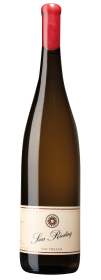 Produktfoto: Eine Weinflasche mit rotem Wachssiegel, Etikett mit der Aufschrift 'Saar Riesling' und 'Van Volxem'.