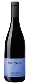 Produktfoto: Eine Flasche Burgunderwein mit blauem Etikett, auf dem “Bourgogne“ steht. Alkoholgehalt 12,5%.