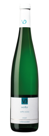 Produktfoto: Eine grüne Weinflasche mit einem weißen Etikett. Auf dem Etikett steht 'wolfer', 'gelbe weide', 'mosel', 'vollenweider'.