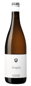 Produktfoto: Eine Weinflasche mit der Aufschrift “Savagnin“ und “Seckinger Pfälzer Landwein“. Die Flasche hat ein weißes Etikett mit einem schwarzen Logo.