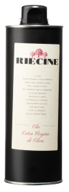 Produktfoto: Eine schwarze Metallflasche mit einem Etikett, das “Riecine Olio Extra Vergine di Oliva“ zeigt. Text auf Italienisch.