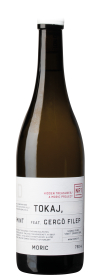 Produktfoto: Weinflasche mit weißem Etikett, Aufschrift “TOKAJ Furmint feat. Gergö Filep“, enthält Sulfite, 750ml, Produkt aus Ungarn.