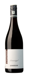 Produktfoto: Eine Flasche Rotwein mit Etikett 'Steinwiege Lemberger'.