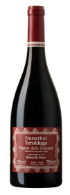 Produktfoto: Flasche Rotwein mit rotem Etikett “Nusserhof Teroldego“.