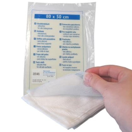 Eine Hand hält ein Staubbindetuch vor einer Verpackung. Auf der Verpackung steht “80 x 50 cm“ und verschiedene Sprachen sind sichtbar.