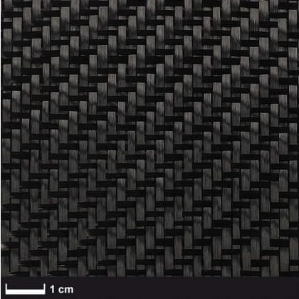 Nahaufnahme eines Kohlefasergewebes mit einem Maßstabsbalken von 1 cm.