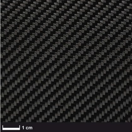Nahaufnahme eines gewebten Kohlefaser-Materials in einem diagonalen Muster. Maßstab zeigt 1 cm an.