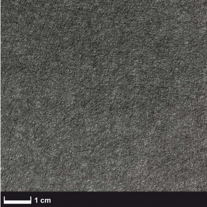 Nahaufnahme einer grauen, texturierten Oberfläche mit feinen Linien. Maßstab von 1 cm ist sichtbar.