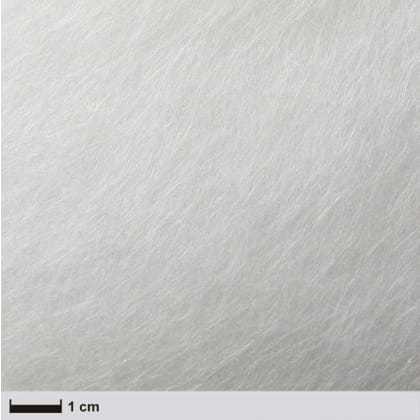 Nahaufnahme einer weißen, texturierten Oberfläche mit einer Maßstabsleiste von 1 cm.