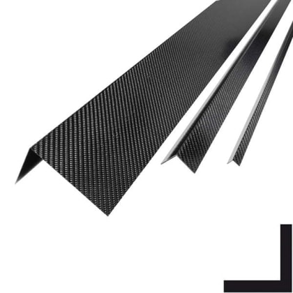Das Bild zeigt mehrere schwarze, winkelige Streifen mit einer kohlefaserartigen Textur auf weißem Hintergrund.
