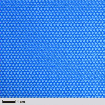 Nahaufnahme eines blauen Netzes mit regelmäßigen, kleinen, rautenförmigen Öffnungen. Maßstab zeigt 1 cm an.