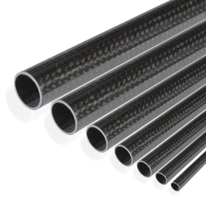 Mehrere schwarze, hohle Rohre aus Kohlefaser in verschiedenen Größen, die diagonal angeordnet sind.