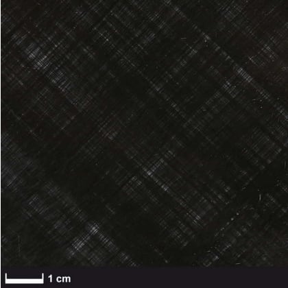 Nahaufnahme eines schwarzen, gewebten Materials mit sichtbarer Struktur. Maßstab zeigt 1 cm an.