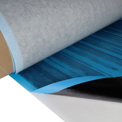 Das Bild zeigt eine Rolle aus verschiedenen Schichten von Materialien. Die oberste Schicht ist weiß, darunter ist eine blaue Schicht sichtbar.