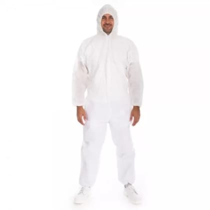Eine Person in einem weißen Schutzanzug mit Kapuze, die vor einem weißen Hintergrund steht.