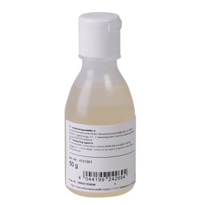 Das Bild zeigt eine durchsichtige Kunststoffflasche mit einer Flüssigkeit. Auf der Flasche befindet sich ein Etikett mit Text.