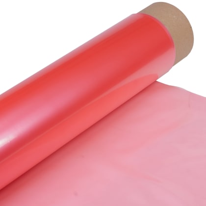 Eine Rolle roter Kunststofffolie, teilweise entrollt, auf einem weißen Hintergrund.